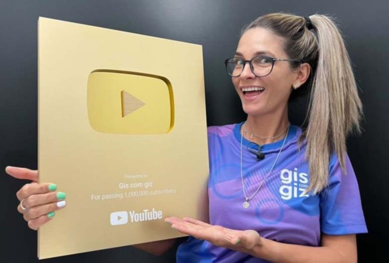 Farturense recebe placa dourada do YouTube por 1 milhão de inscritos 