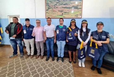 Prefeito Isnar recebe representantes do IBGE em Sarutaiá 