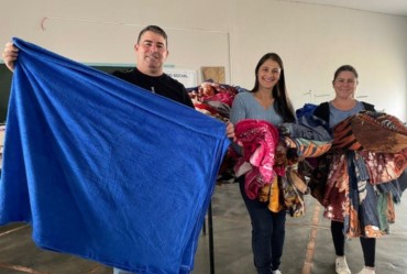 Prefeito Douglas conquista cobertores para famílias carentes