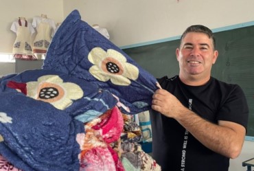 Prefeito Douglas arrecada cobertores para famílias carentes