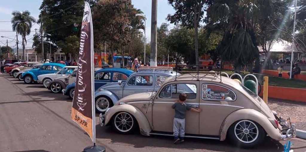 Exposição de carros antigos e 'Clube Rebaixados' movimentam