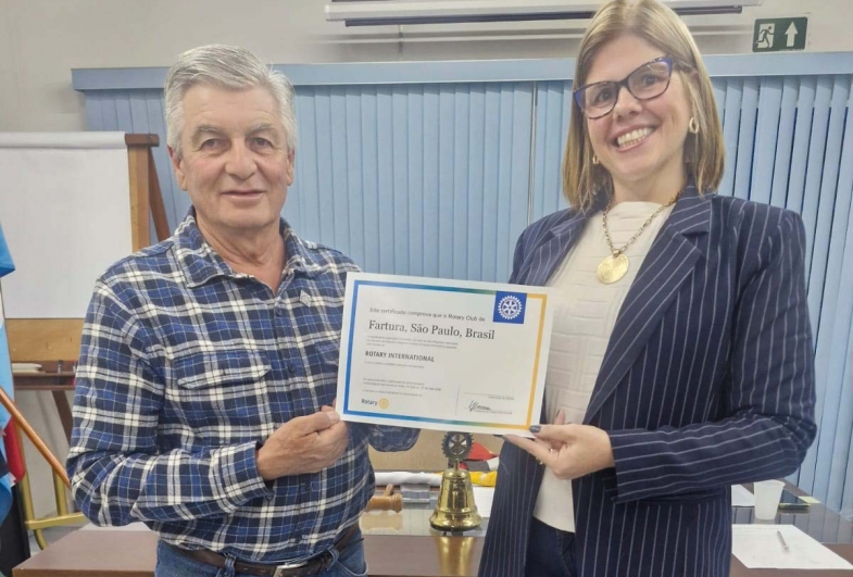 Os presidentes Jorge da Silva (Rotary Club de Taquarituba) e Daniela Viana (Rotary Club de Fartura) com o certificado