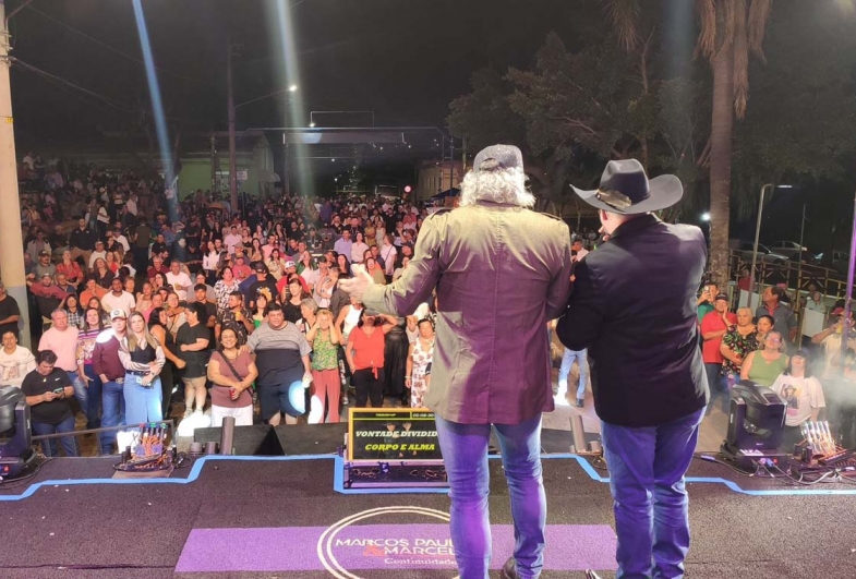 O ponto alto da noite de sábado ficou por conta da dupla  Marcos Paulo & Marcelo, que emocionou o público com  grandes clássicos da música sertaneja