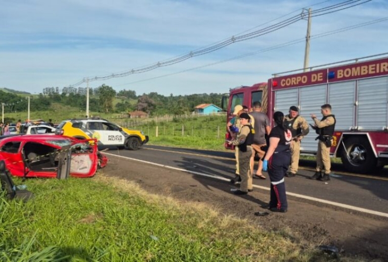 Grave acidente deixa mortos e feridos na PR-218, entre Joaquim Távora e Carlópolis