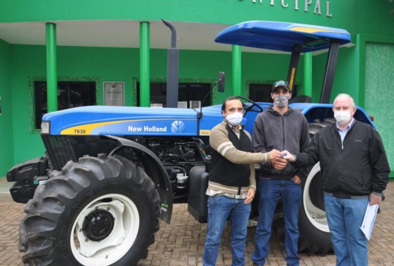 COORDENADORIAS DE AGRICULTURA DE TAGUAÍ E TIMBURI SÃO CONTEMPLADAS COM TRATORES