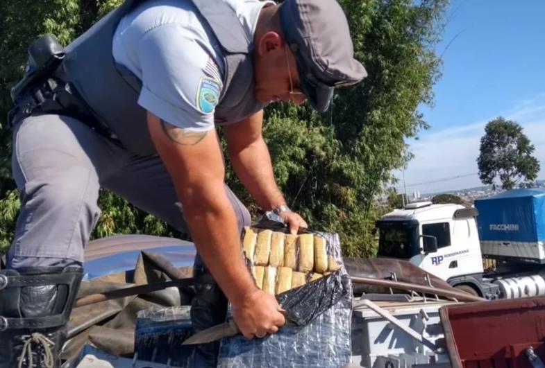 Polícia apreende caminhão com grande quantidade de maconha no interior de SP