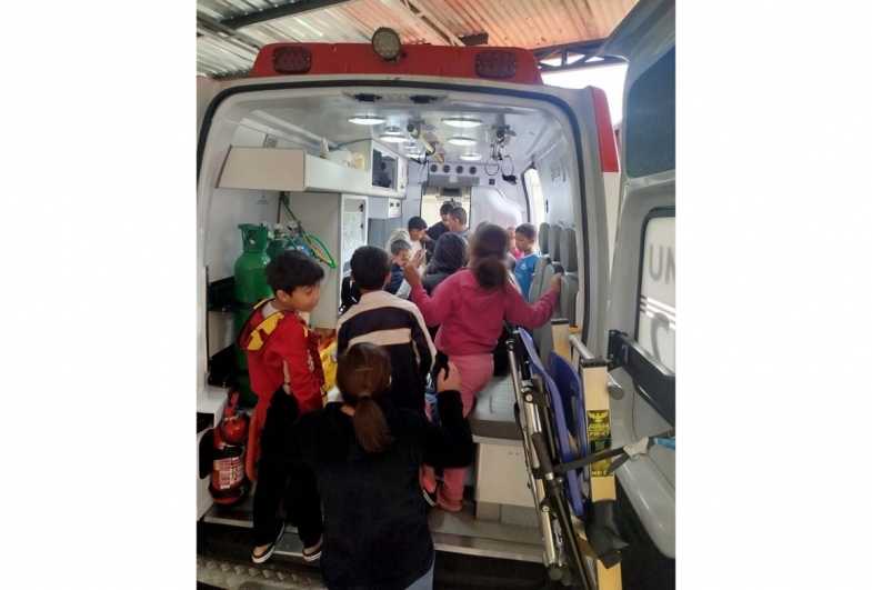 Os alunos tiveram a oportunidade de conhecer equipamentos e a ambulância do SAMU