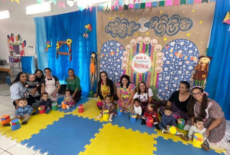 Com trajes típicos e sorrisos no rosto, as crianças levaram o espírito junino