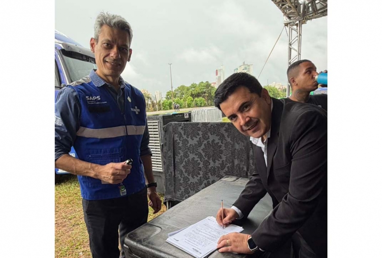 Prefeito Cristiano Amorim durante oficialização da entrega