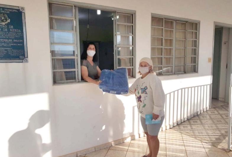 Fundo Social de Taguaí distribui cobertores à famílias carentes
