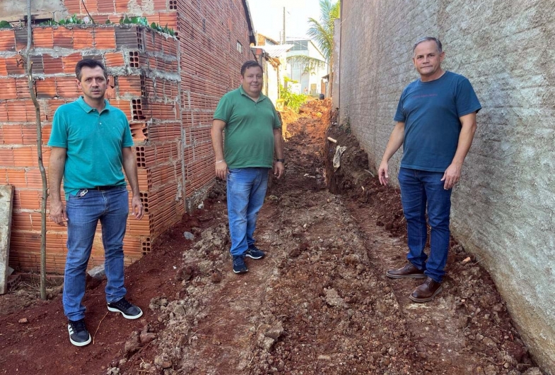 Prefeito de Taguaí Edinho visita obras no Bairro dos Liutti