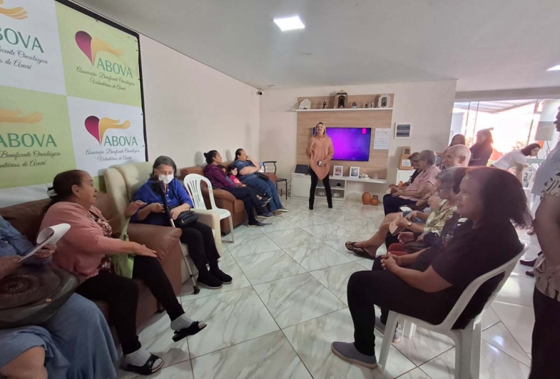 Convidados e voluntários durante a roda de conversa