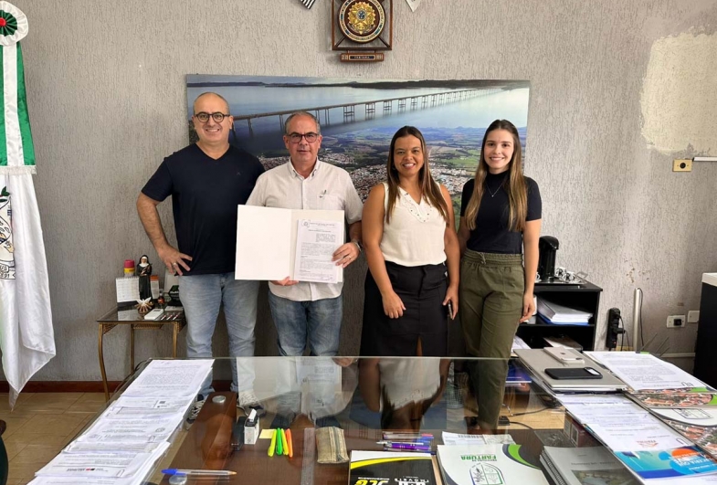 Apae – Registro com Moises Abuchain, o prefeito Luiz Marcos, a secretária de Assistência Social, Ariele Silvério, e Luana