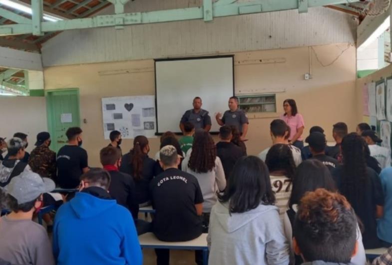 POLICIAIS MILITARES REALIZAM PALESTRA EM ESCOLA DE AVARÉ