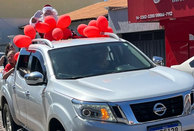 Chegada do Papai Noel anima clientes no Supermercado São Francisco de Fartura