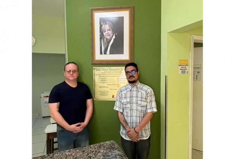 Os filhos Maurício e Vinícius  durante homenagem na Santa Casa