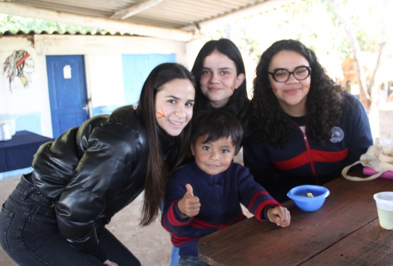 Alunas do colégio Cefar com  o filho do Cacique da aldeia