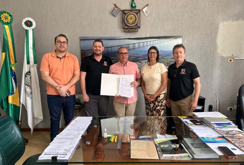 Santa Casa – Fernando Pituka e Ado Garbelotto ao lado do prefeito Luiz Marcos, da secretária de Saúde, Regiane Medeiros, e do secretário de Administração, Guilherme