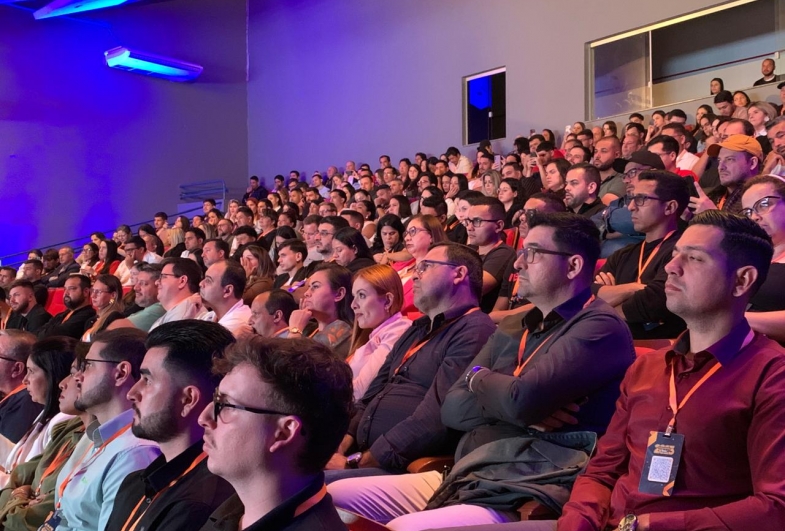 Teatro Municipal de Taquarituba ficou lotado com o público presente no Empreenda Mais na noite do último sábado, dia 24
