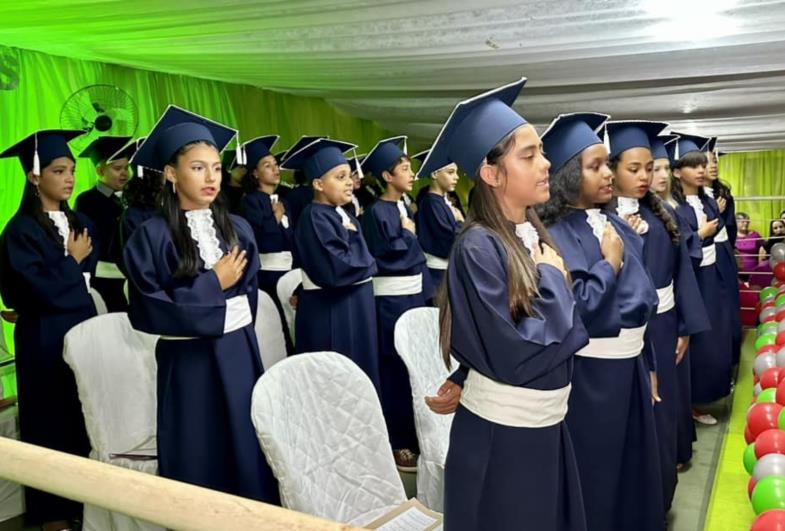 Beleza, emoção e alegria marcam a  formatura dos estudantes da EMEF em Sarutaiá 