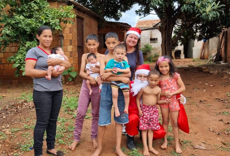 Famílias do Programa Criança Feliz recebem Papai Noel e ganham guirlanda comestível