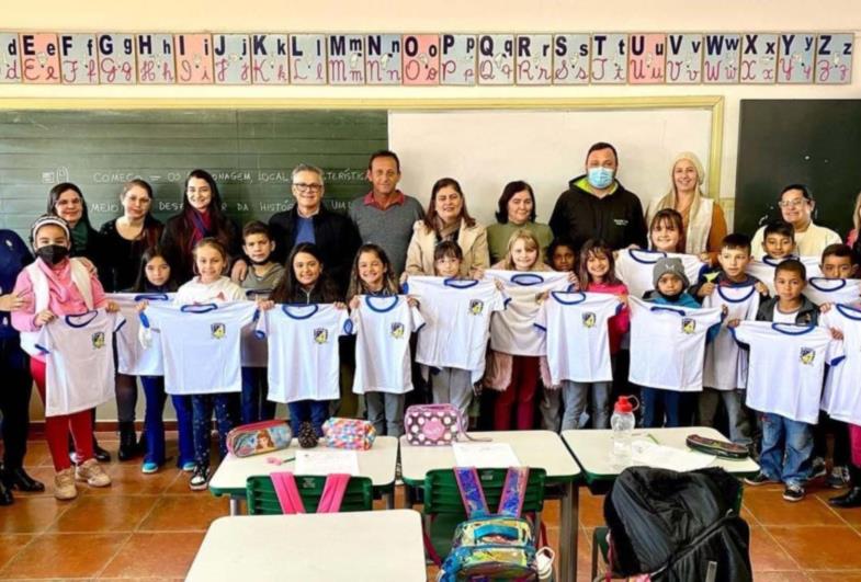  Prefeitura entrega camisetas aos estudantes de Sarutaiá 