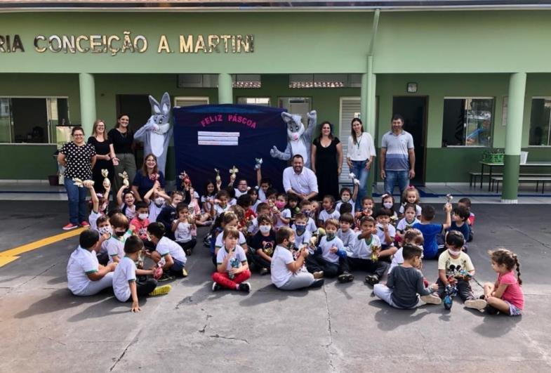 Fartura entrega 1.750 ovos de Páscoa para alunos da rede e de centros filantrópicos