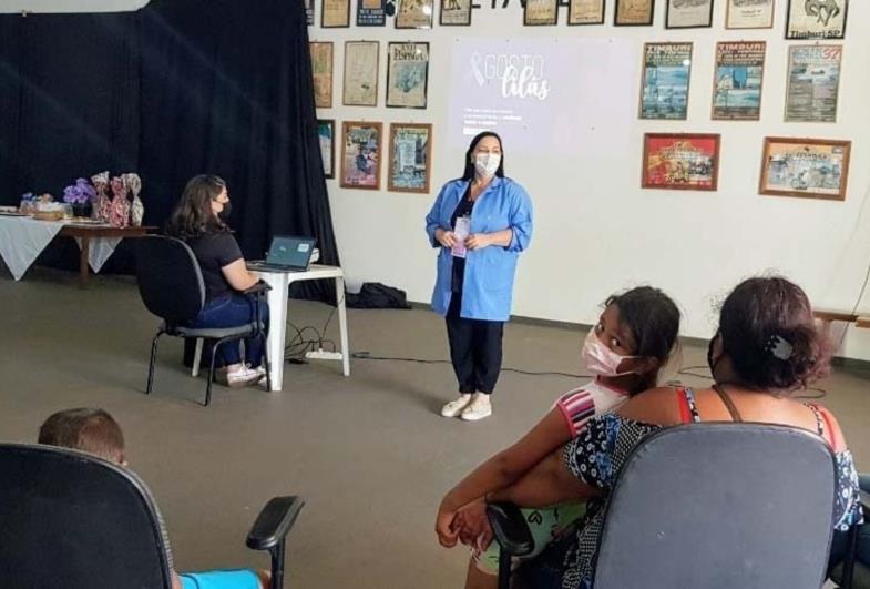 Rosana Polo participa de reunião com moradores da CDHU de Timburi