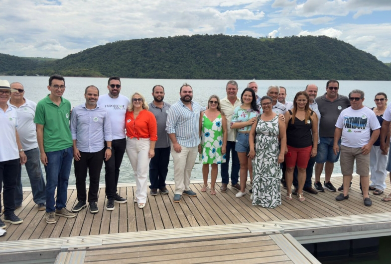 Representantes da Secretaria Estadual de Turismo inauguram as estruturas náuticas no Camping Municipal em Timburi 