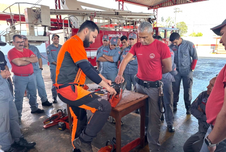 Bombeiros durante treinamento