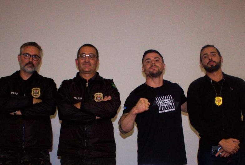 Bruno Lima com policiais