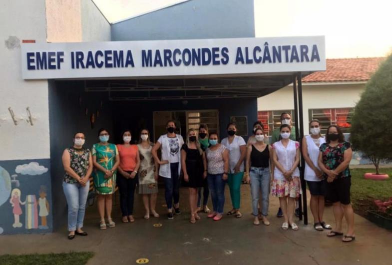 Prefeitura instala novas placas de identificação nas escolas de Sarutaiá