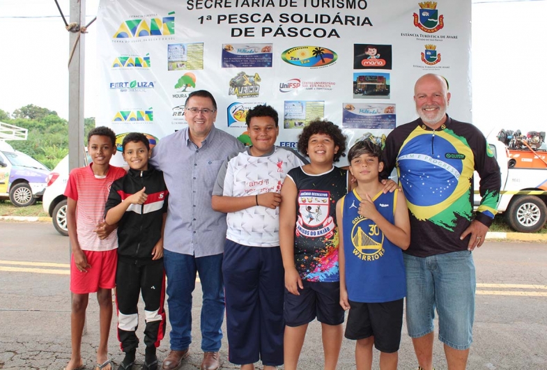 Crianças registraram fotos com o prefeito e o secretário