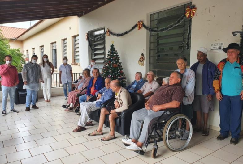 Prefeitura de Fartura entrega, de forma gratuita, próteses dentárias para idosos do Lar e eleva autoestima dos contemplados