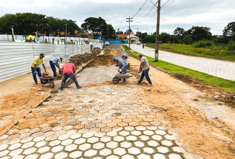 Prefeitura faz reparos nas lajotas da Avenida das Rosas