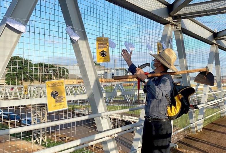 Maio Amarelo - Capão Bonito recebe varal de máscara na passarela para combater o coronavírus 