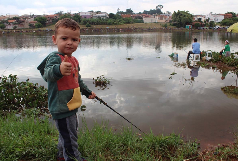 Luis de 3 anos pescando