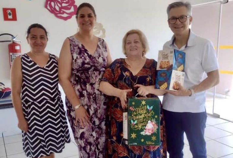 Grupo da Melhor Idade recebe Cesta de Natal em Sarutaiá 