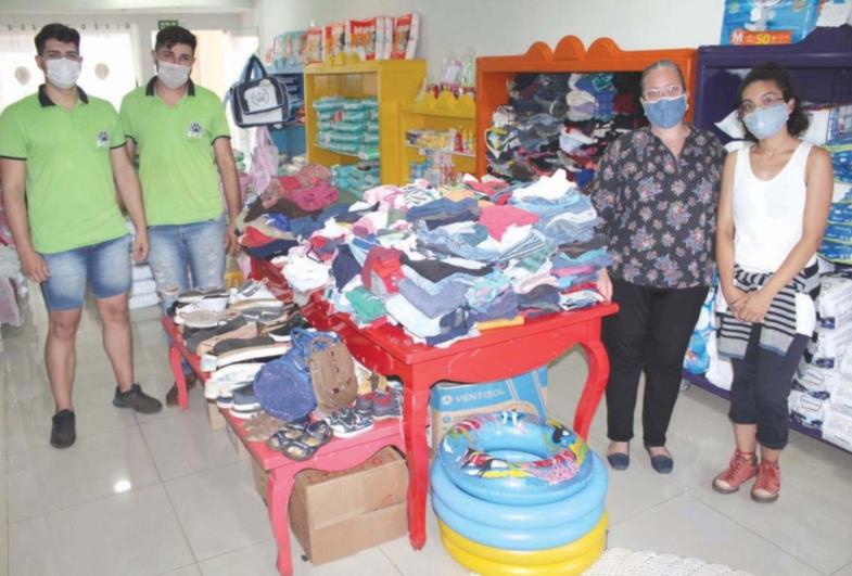 Grupo se reúne para arrecadar roupas e sapatos para famílias carentes 