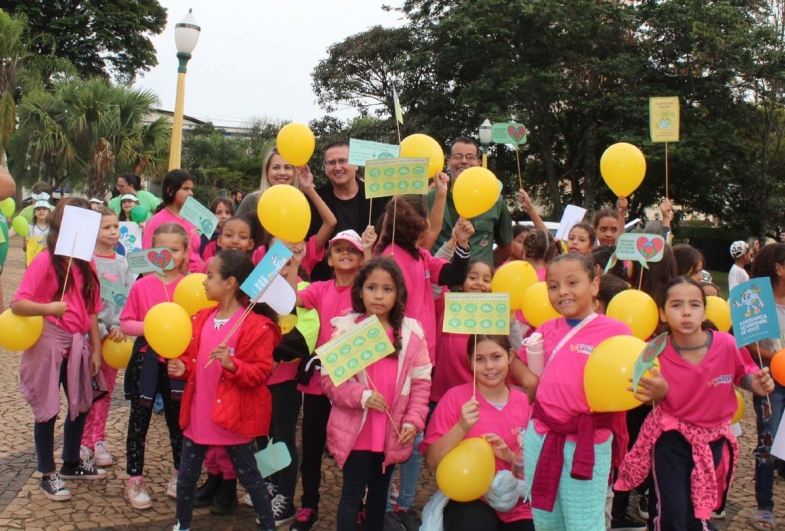 Alunos durante o evento com a primeira-dama  Érika, prefeito Roberto e secretário Borges