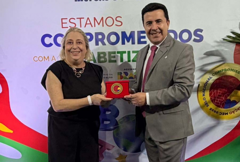 Secretária de Educação de Timburi, Gilmara  Turqueti, e prefeito Cristiano Amorim