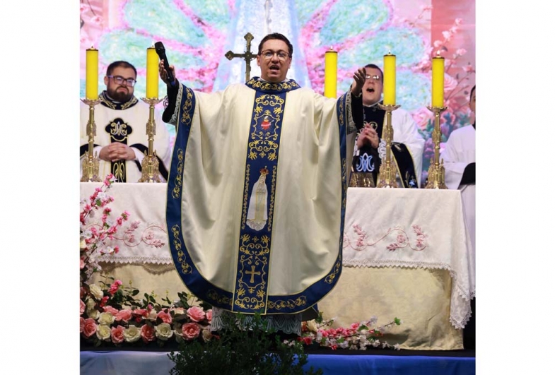 Padre Ednilson  celebrou a missa