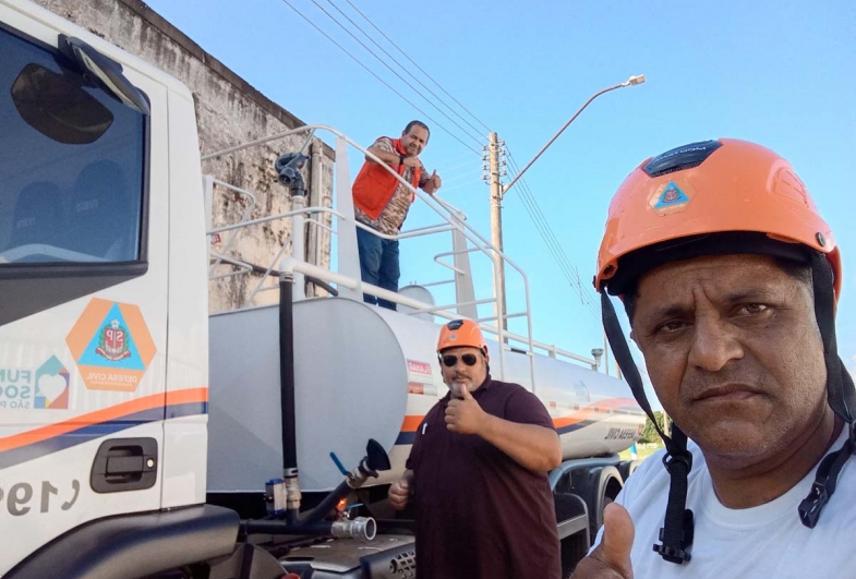 Parte da equipe da Defesa Civil de Avaré