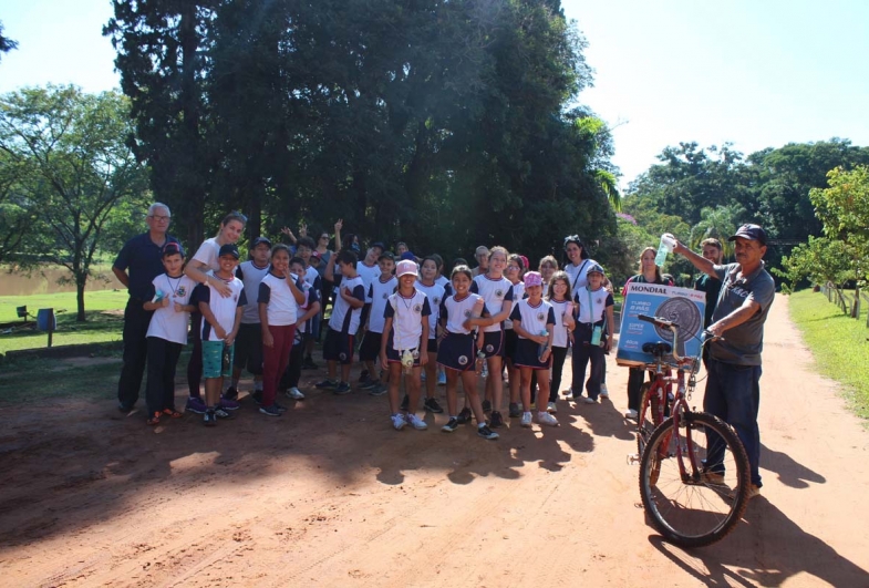 Alunos com o voluntario Benedito Justo, que retira materiais recicláveis jogados no Horto