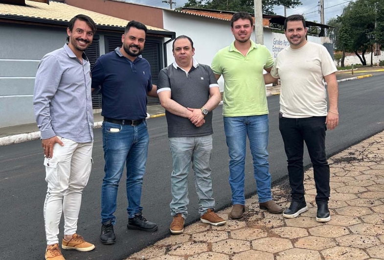 Prefeito Diego do Nino e vice Vinicius Tonon acompanham obras de recapeamento em Coronel Macedo, recurso do deputado Marcos Pereira