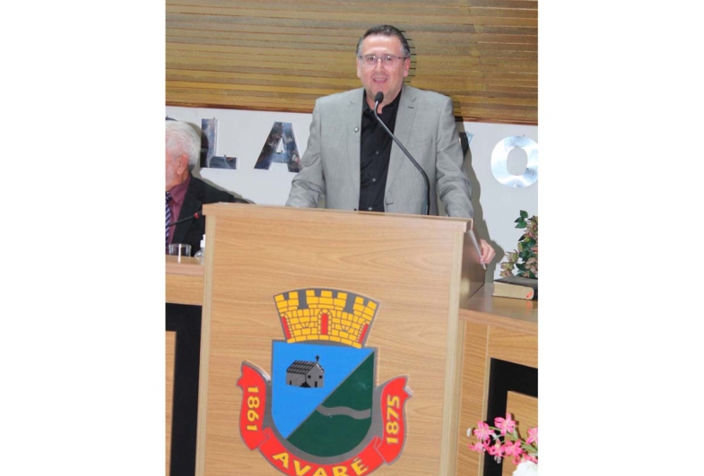 Prefeito Roberto Araujo durante discurso