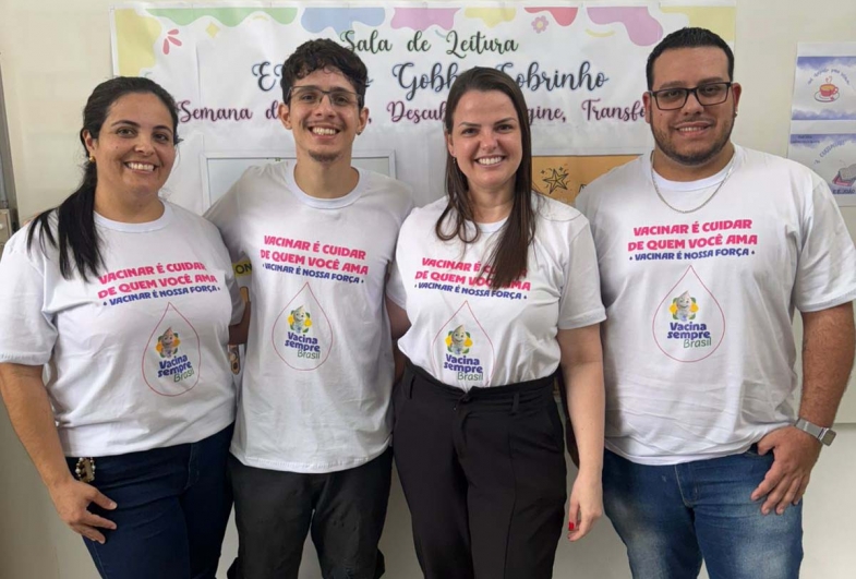 Zé gotinha com profissionais da saúde,  Pedro, Fabíola, Giovana, Renata e Lucas