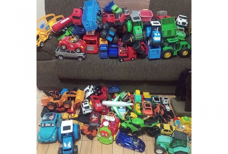 Brinquedos de meninos preparados por Eduardo