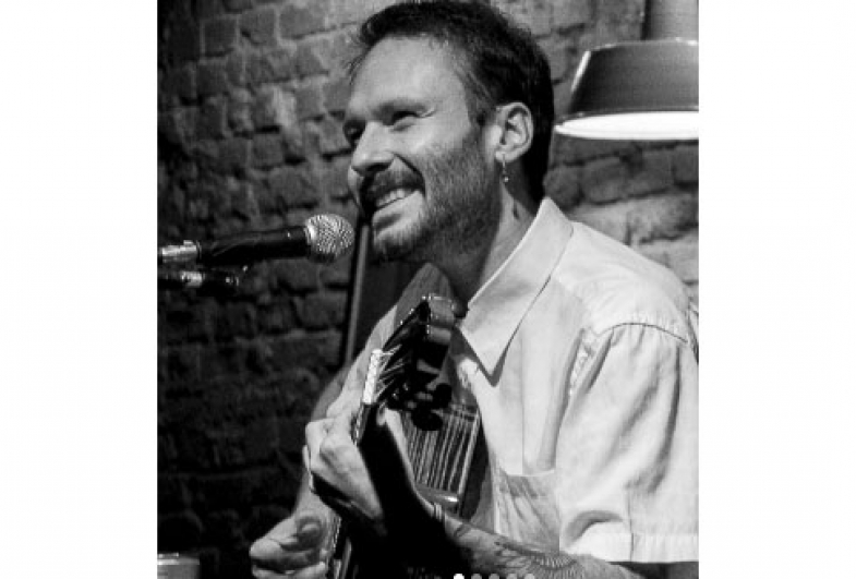 Paulo Novaes emociona público em show intimista pelo Projeto Cordão em Avaré