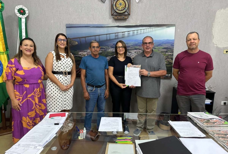 Regularização fundiária do Bairro Ferradura avança com entrega da CRF